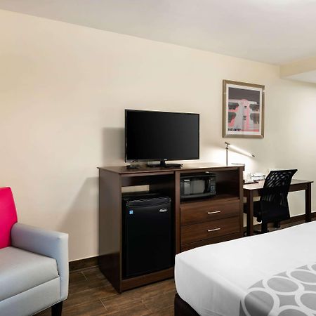 Downtown Hollywood Gardens Inn & Suites Екстериор снимка