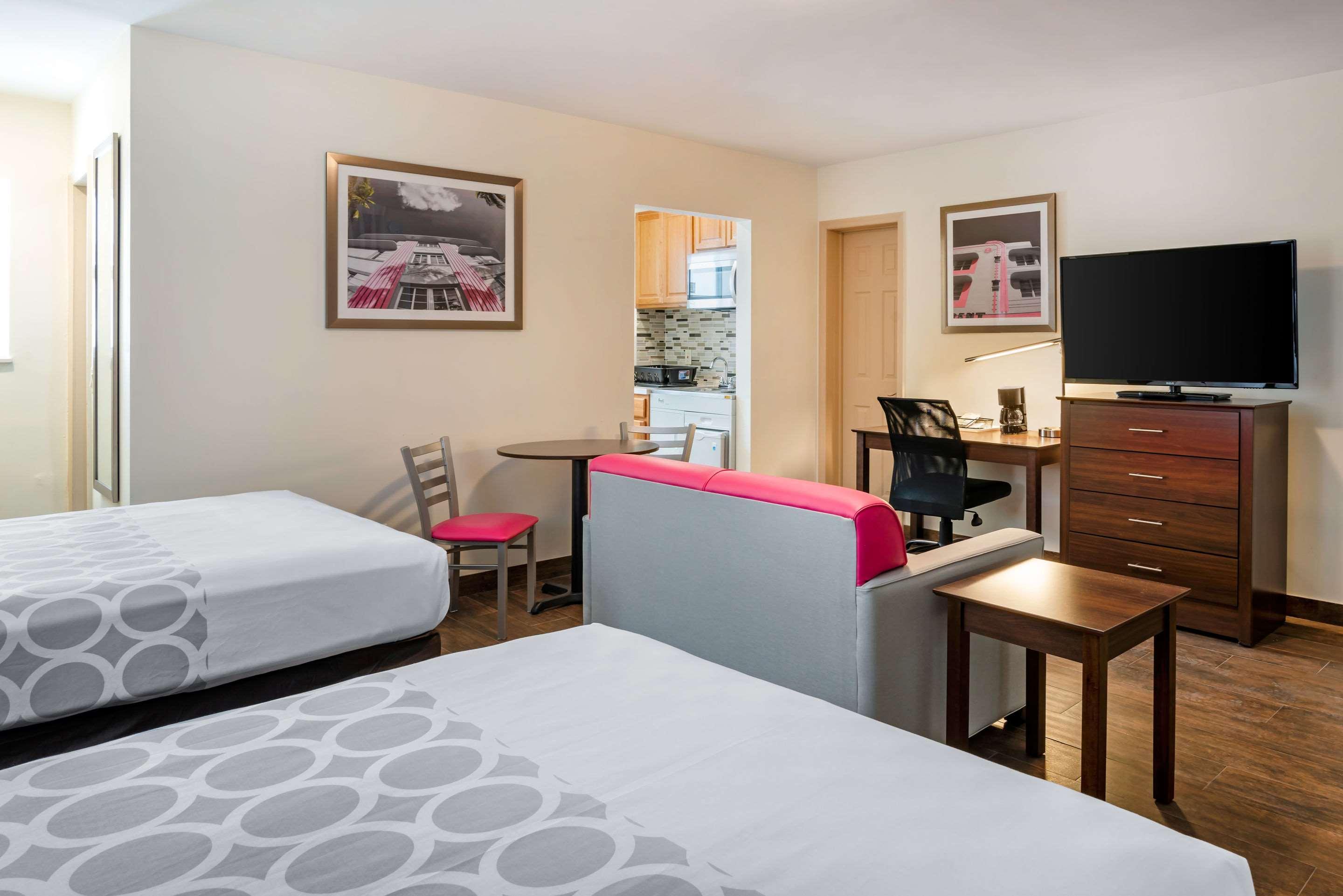 Downtown Hollywood Gardens Inn & Suites Екстериор снимка