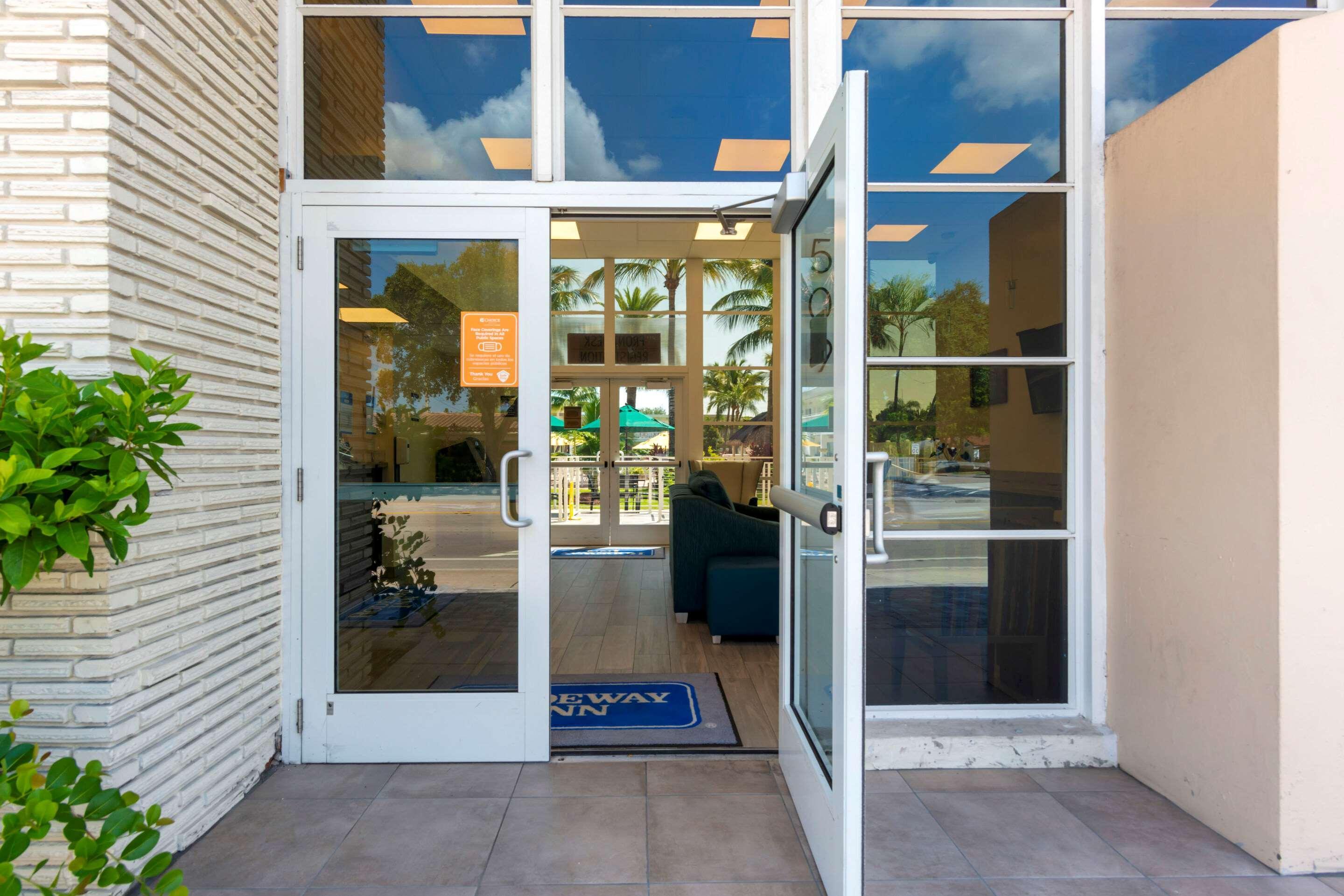 Downtown Hollywood Gardens Inn & Suites Екстериор снимка