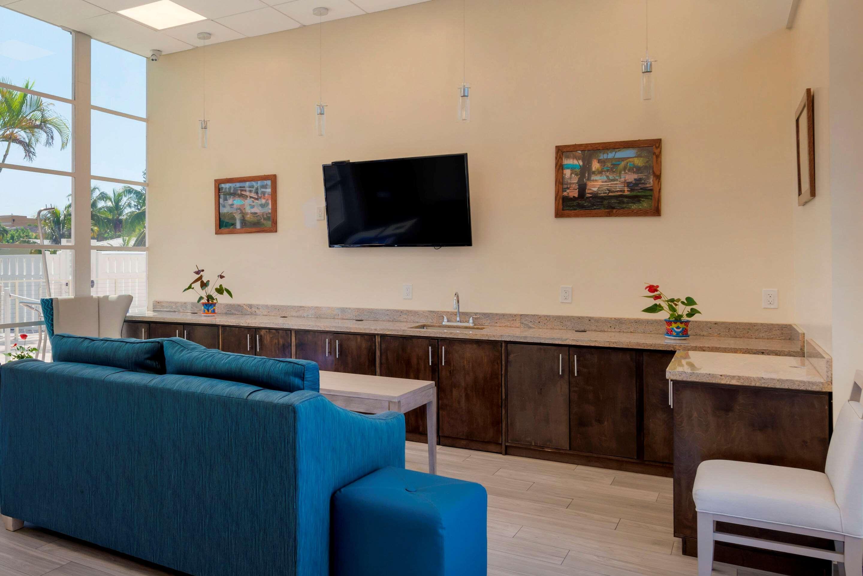 Downtown Hollywood Gardens Inn & Suites Екстериор снимка