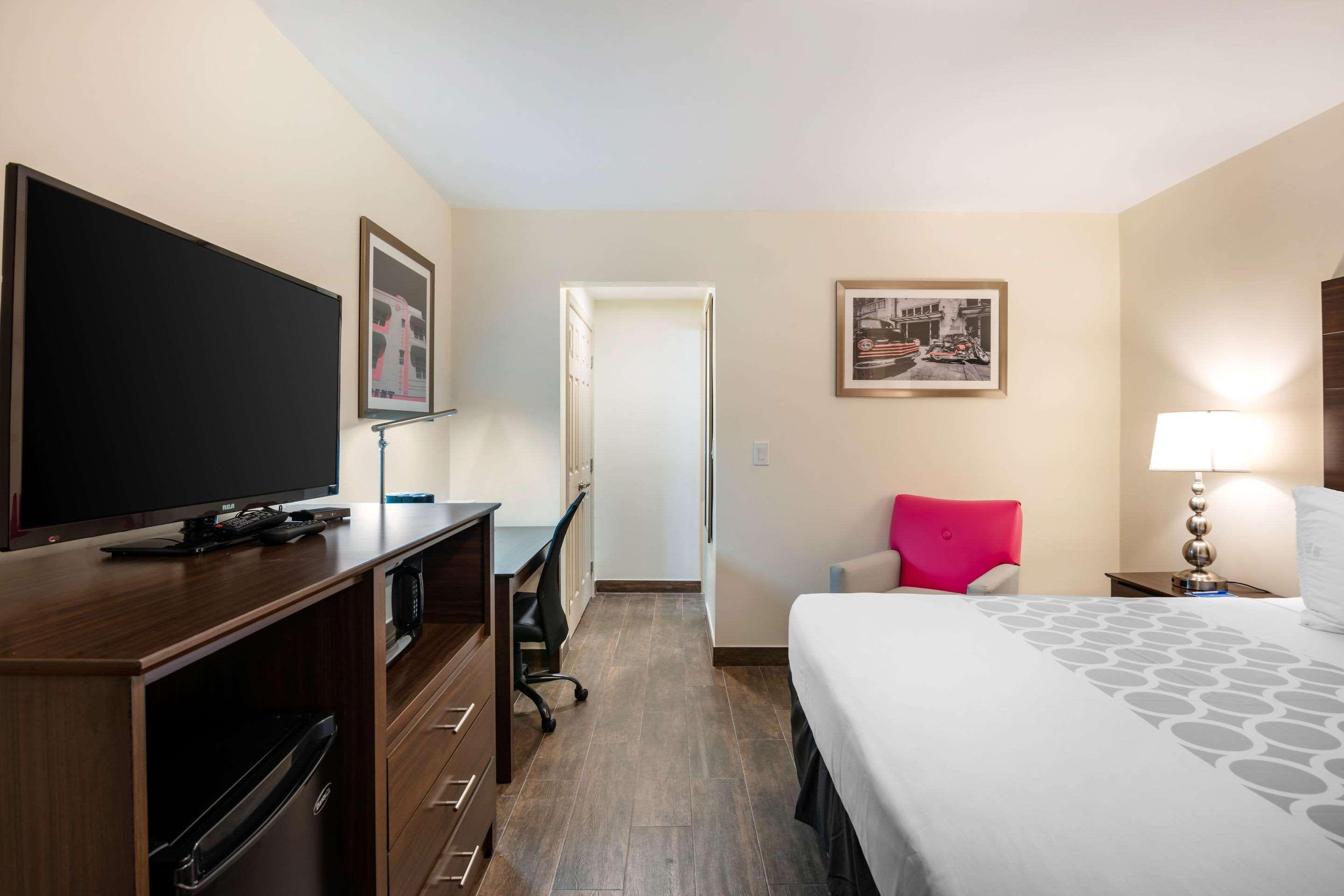 Downtown Hollywood Gardens Inn & Suites Екстериор снимка
