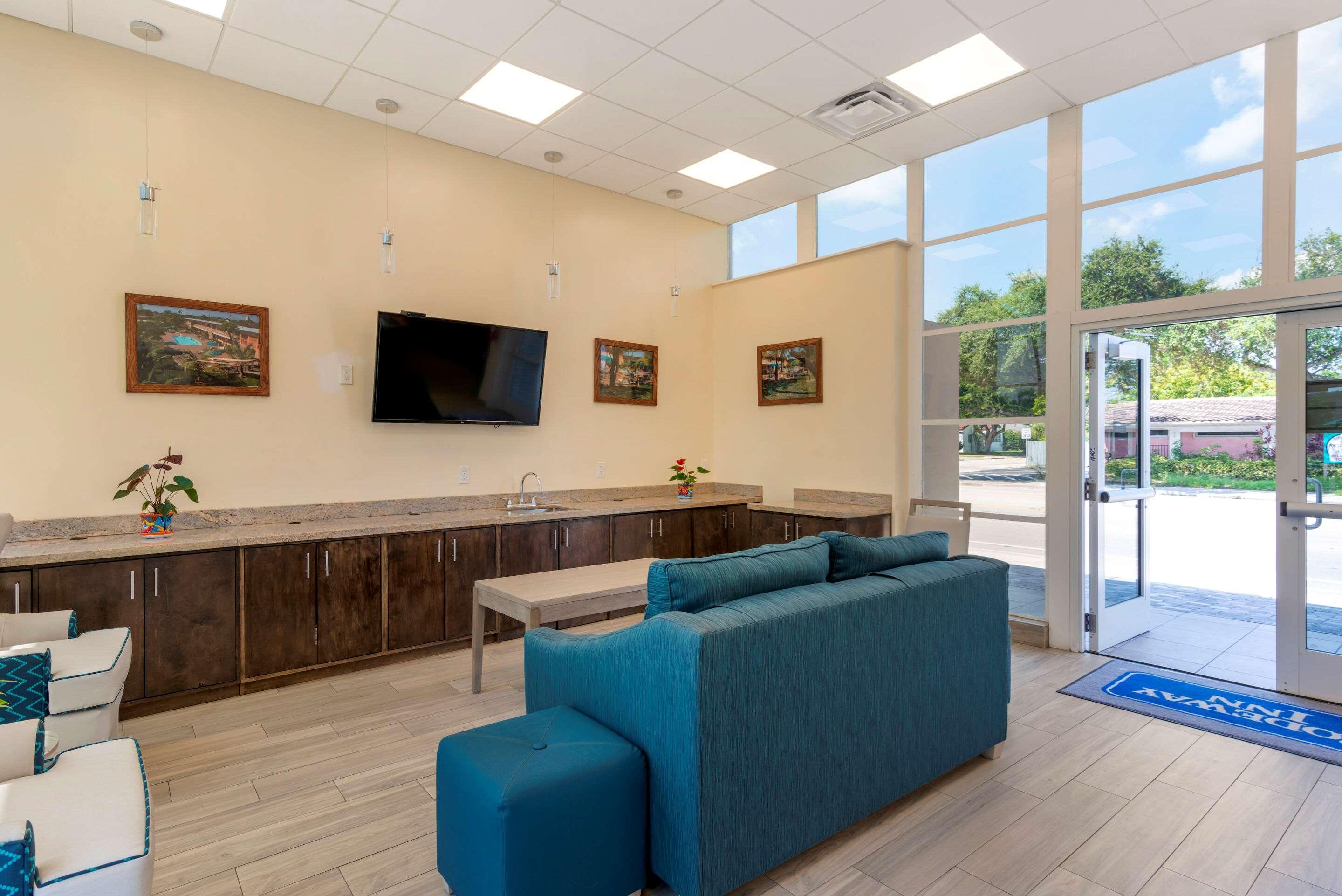 Downtown Hollywood Gardens Inn & Suites Екстериор снимка