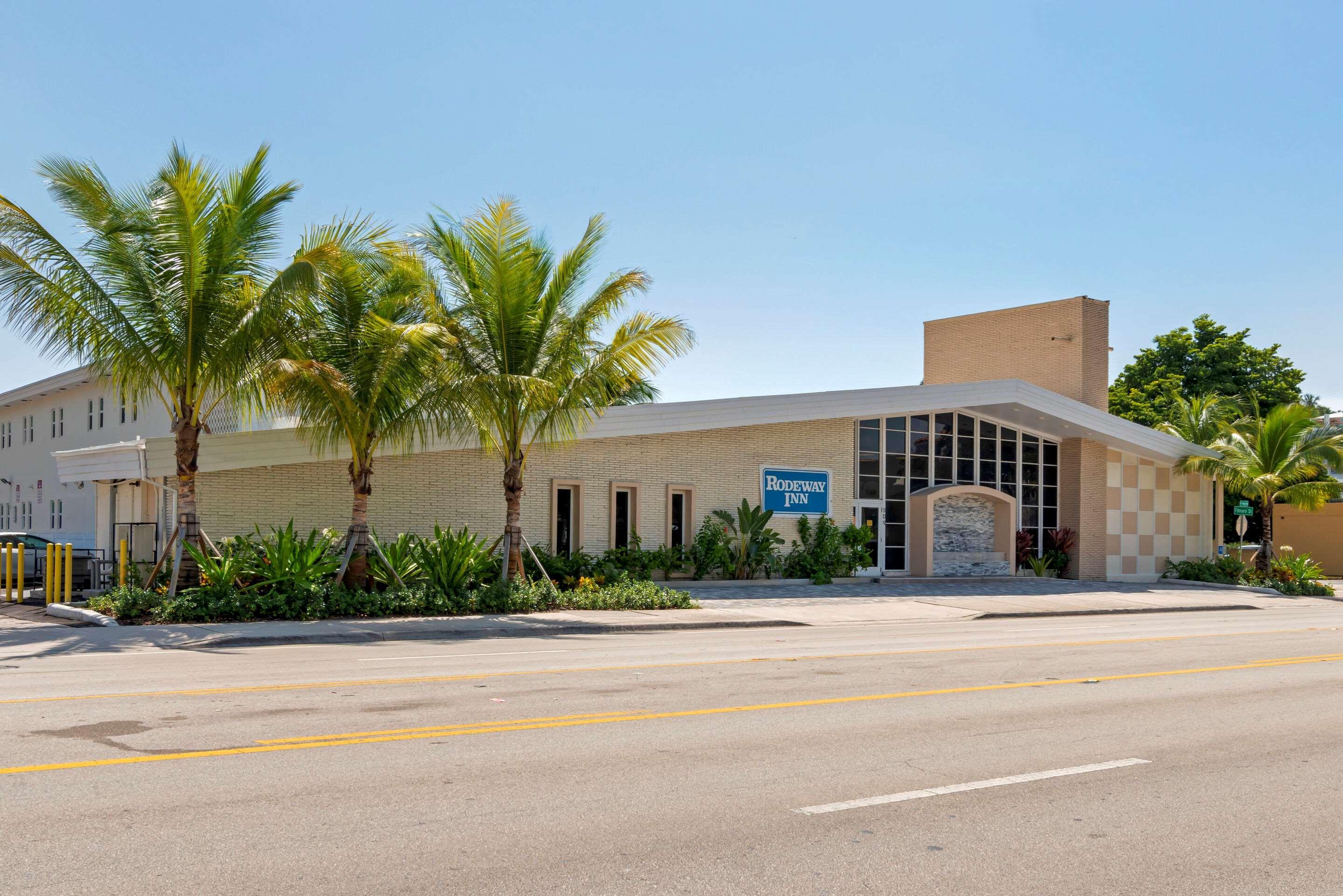 Downtown Hollywood Gardens Inn & Suites Екстериор снимка