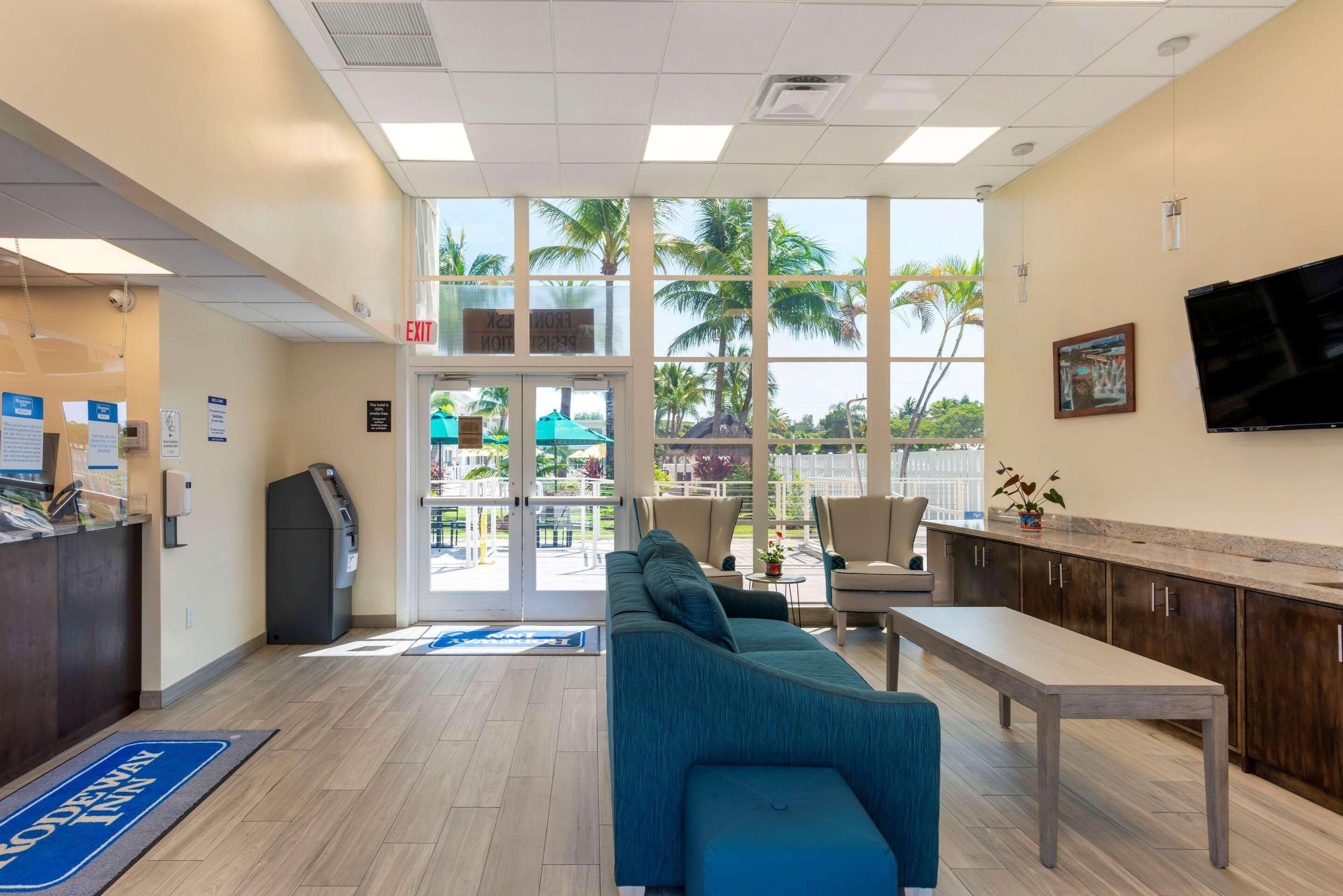 Downtown Hollywood Gardens Inn & Suites Екстериор снимка