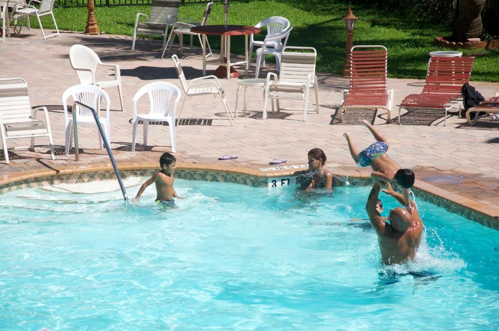 Downtown Hollywood Gardens Inn & Suites Екстериор снимка
